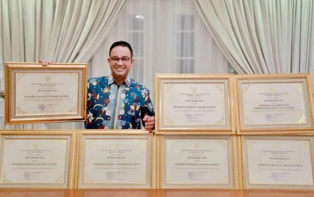 Anies 'Pamerkan' Penghargaan HAM, Warganet: Mantul Jakarta Banjir Prestasi