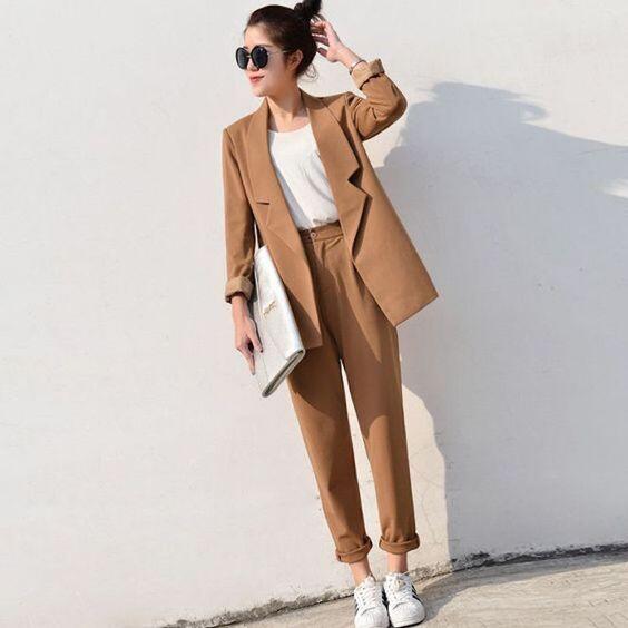 OUTFIT KAOS PUTIH! 6 CARA BERPAKAIAN SIMPLE DENGAN KAOS PUTIH AGAR TERLIHAT AWET MUDA