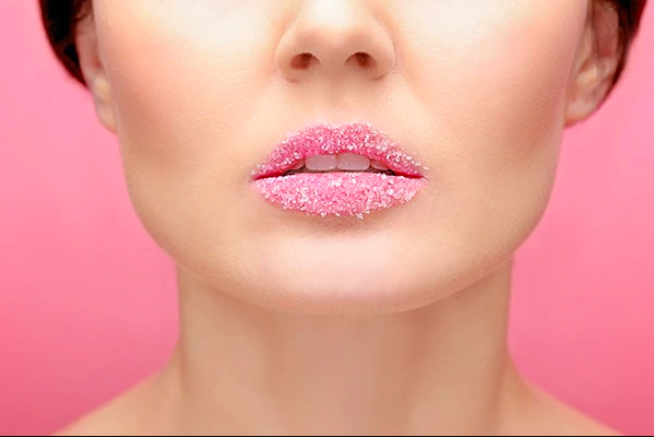 Pencinta Lipstik, Lakukan Kebiasaan Ini Supaya Bibir Tidak Kering & Menghitam