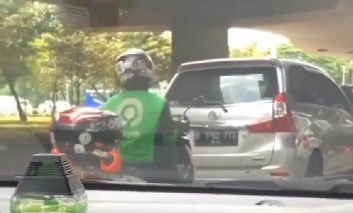 Seru, Viral Sopir Ojol Mengisi Waktu Luang di Tengah Kemacetan dengan Joget Tik Tok! 