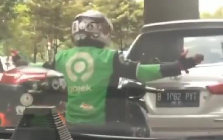 Seru, Viral Sopir Ojol Mengisi Waktu Luang di Tengah Kemacetan dengan Joget Tik Tok! 