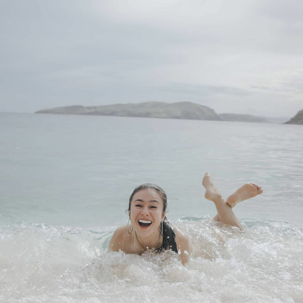 Main Air di Pantai Labuan Bajo, Wulan Guritno Berenang Tanpa Busana?

