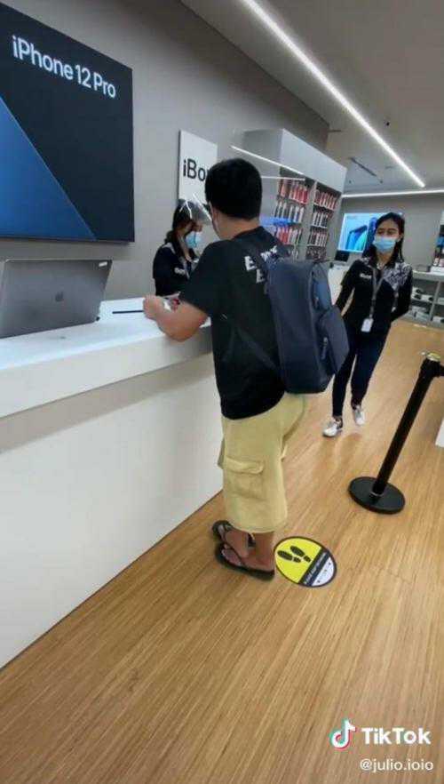 Viral! Pengusaha Kaya Dicuekin saat Beli HP Mahal karena Pakai Sandal Jepit