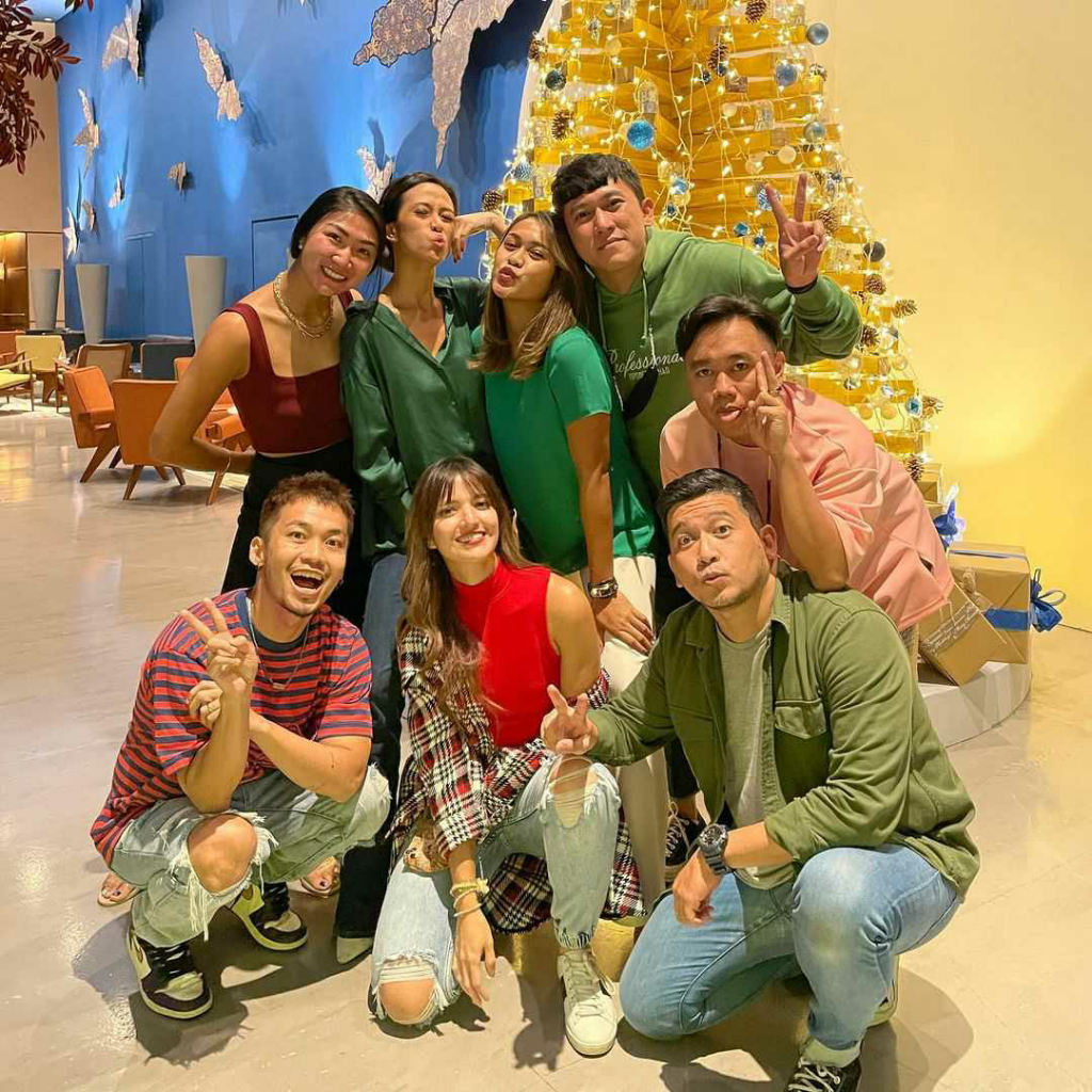 Nia Ramadhani Pose di Dekat Pohon Natal, Netizen: Selamat Natal Bu Hajah