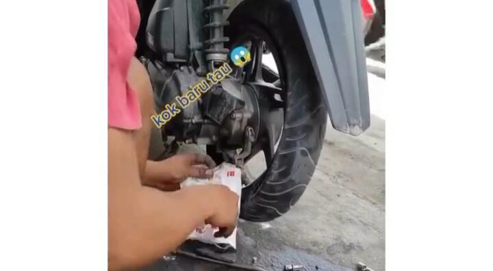 Gokils, Aksi Tukang Tambal Ban Menambal Ban dengan Tepung Tapioka! Emang Bisa?