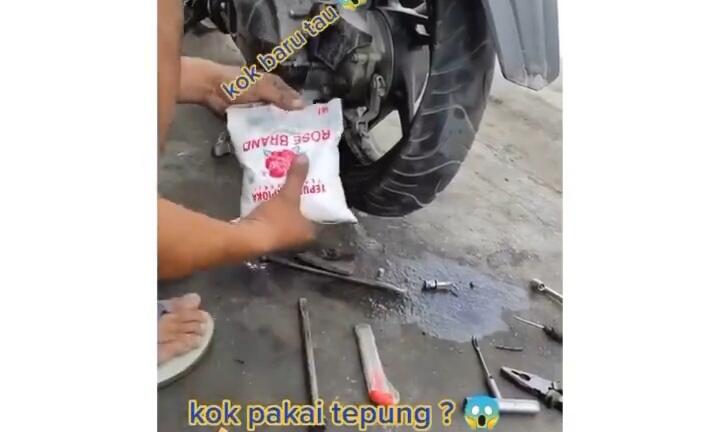 Gokils, Aksi Tukang Tambal Ban Menambal Ban dengan Tepung Tapioka! Emang Bisa?