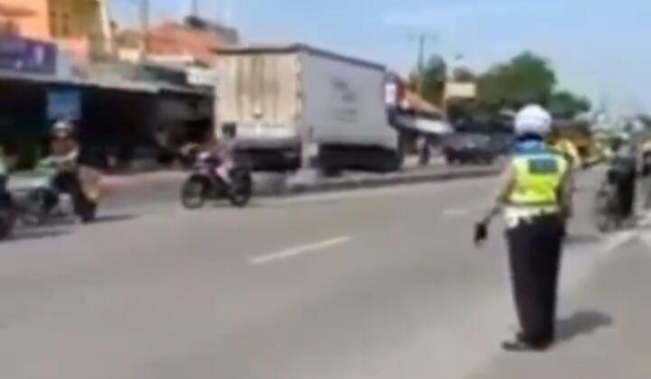 Heboh Video Kecelakaan Nahas di Belakang Polisi yang Tengah Berikan Himbauan Hati2!