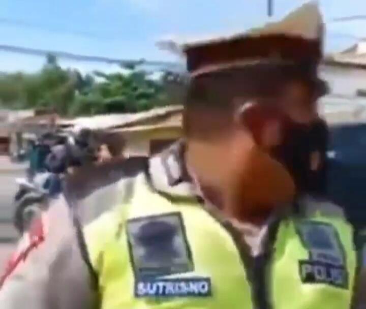 Heboh Video Kecelakaan Nahas di Belakang Polisi yang Tengah Berikan Himbauan Hati2!