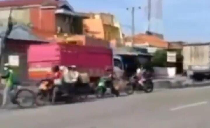 Heboh Video Kecelakaan Nahas di Belakang Polisi yang Tengah Berikan Himbauan Hati2!