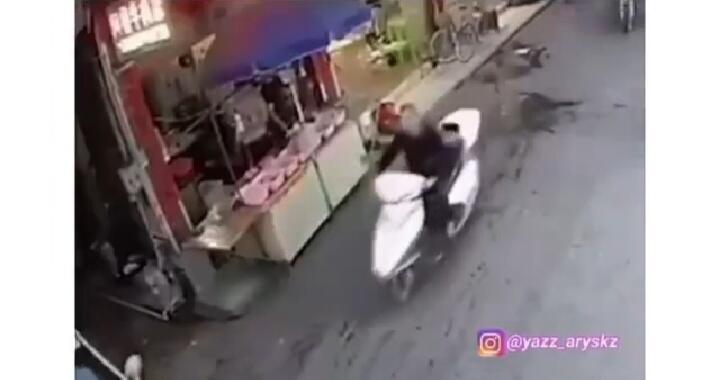 Ngeprank Malaikat, Pengendara Motor Ini Selamat dari Kecelakaan Maut dengan Cara Unik