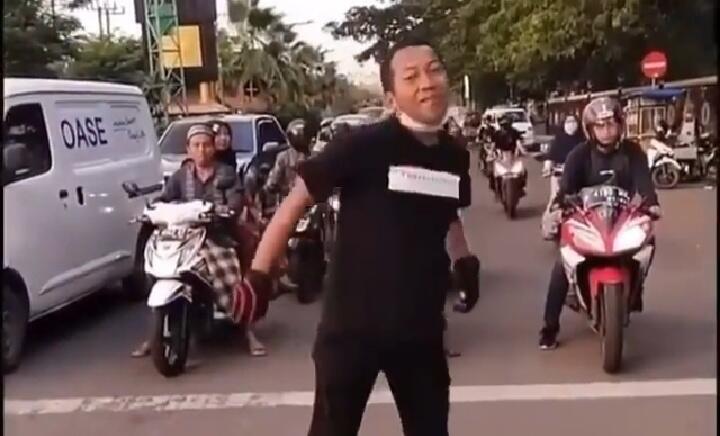 Nekat, Seorang Pria Viral Berjoget Tik Tok di Tengah Jalan Saat Lampu Merah! Konten?