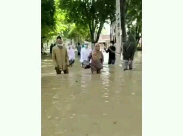 Viral, Pasangan Calon Pengantin Rela Terjang Banjir Demi Menuju KUA, Berikut Vidionya