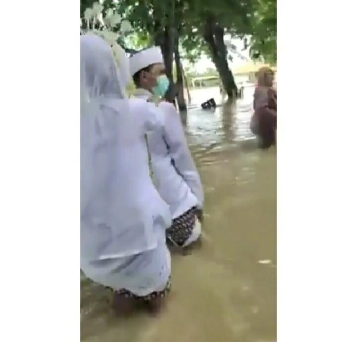 Viral, Pasangan Calon Pengantin Rela Terjang Banjir Demi Menuju KUA, Berikut Vidionya