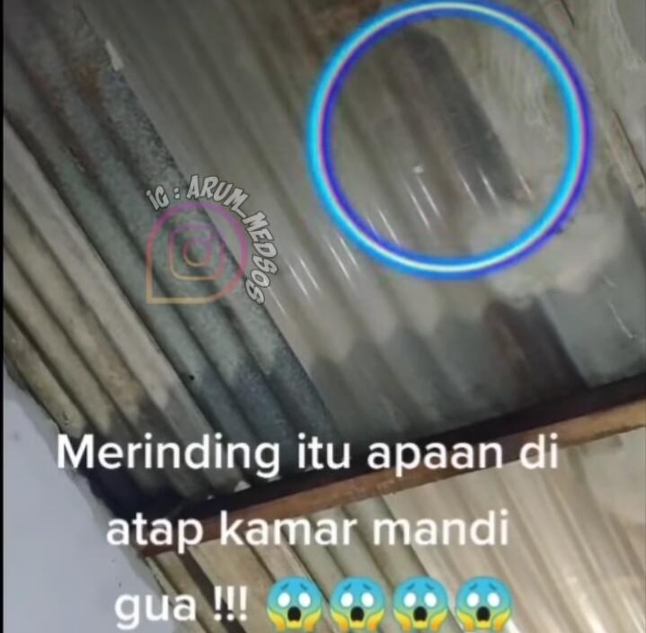 Merinding! Sosok Misterius di Atas Atap Kamar Mandi, Netizen: Kunti Ngintip?