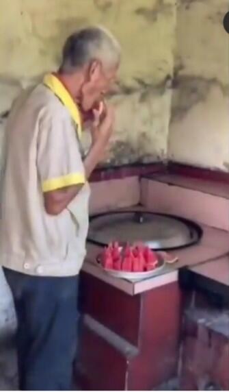 Seorang Kakek Ketahuan Makan Semangka Di Dapur, Pas Diciduk Kok Ketawa