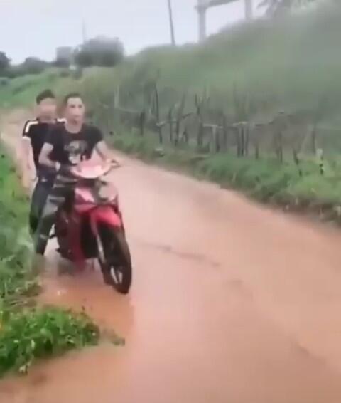 Pemotor Terkena Semburan Becek Oleh Pengendara Mobil, Seluruh Badan Kotor Semua