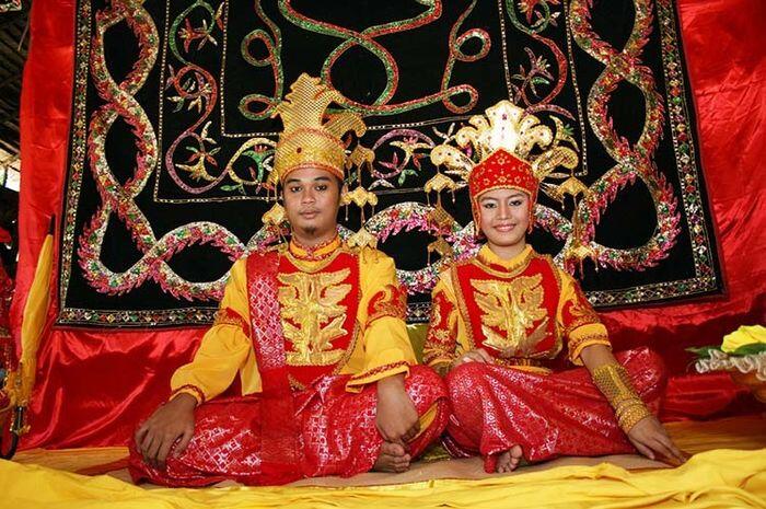 Berbagai Tradisi Unik Jelang Pernikahan, Bahkan Ada yang Sampai Ludahi Pengantin Gan!