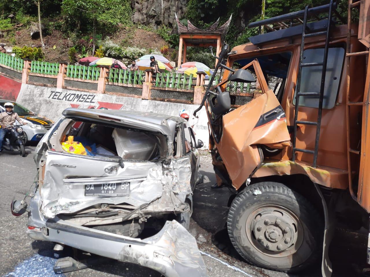 Innalillahi! Kecelakaan Beruntun di Kawasan Lembah Anai Libatkan 10 Kendaraan 