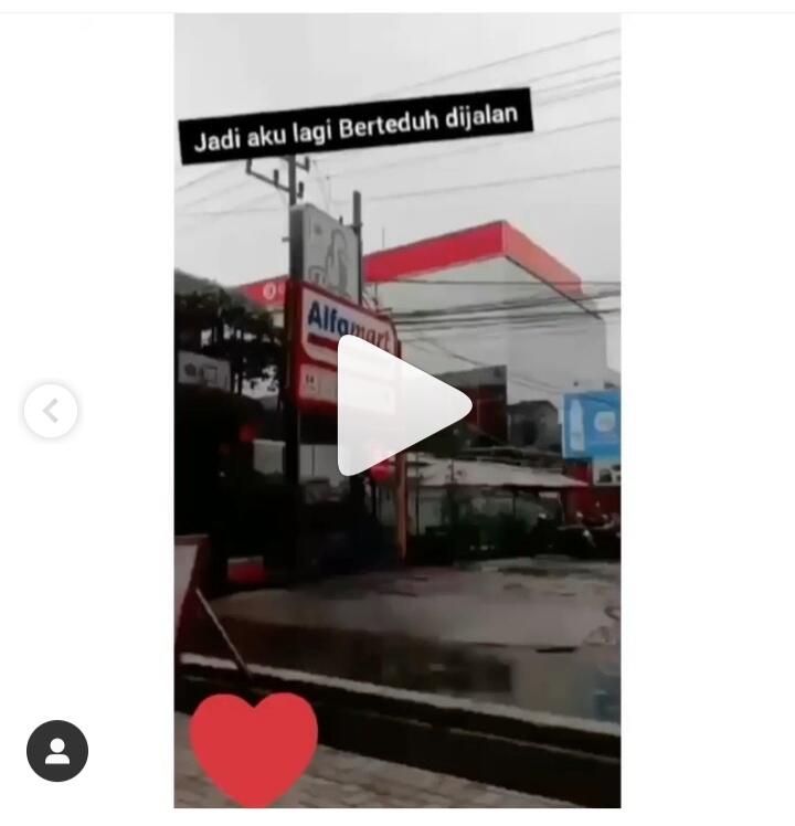 Viral! Video Seorang Pemuda Shalat di bawah Jembatan Tol, Calon Suami Idaman? 