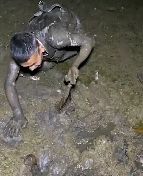 Ternyata Begini Cara Mudah Menangkap Belut, Cukup Dicolok Saja!