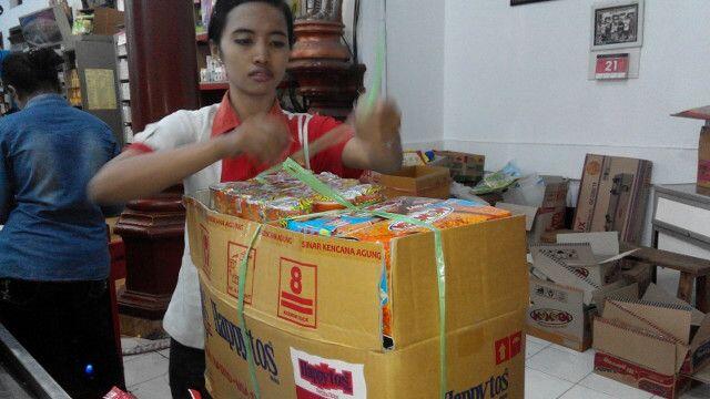 Mengambil Upah Menggulung Tali Rafia, Satu Lagi Peran Wanita Dalam Keluarga