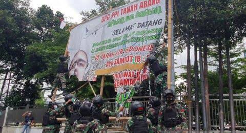 Datangi Petamburan Jakpus, Brimob-TNI Cabuti Spanduk FPI