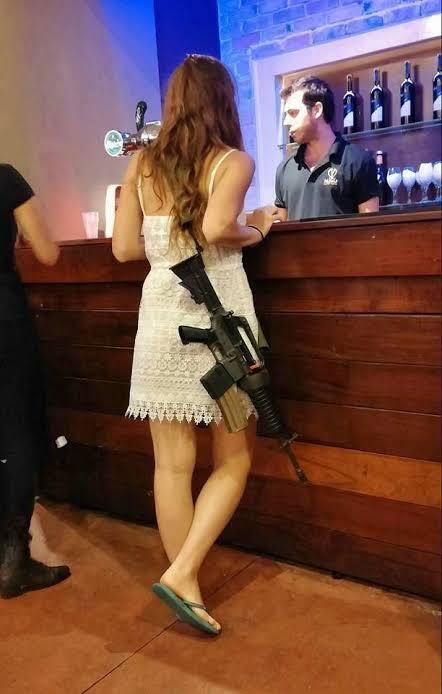 Wanita Cantik Di Israel Bawa Senjata Di Ruang Publik!! Duh, Syerem Ya, Siapa Mereka? 