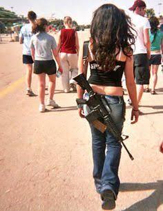 Wanita Cantik Di Israel Bawa Senjata Di Ruang Publik!! Duh, Syerem Ya, Siapa Mereka? 