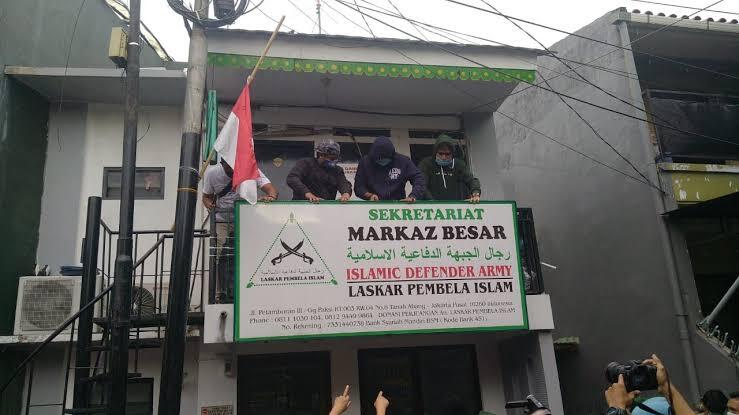 FPI Ormas Terlarang, Polisi Copot Baliho Habib Rizieq di Tangerang