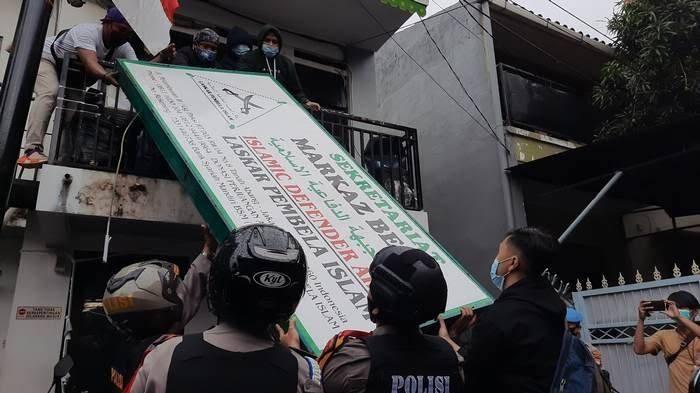 FPI Ormas Terlarang, Polisi Copot Baliho Habib Rizieq di Tangerang