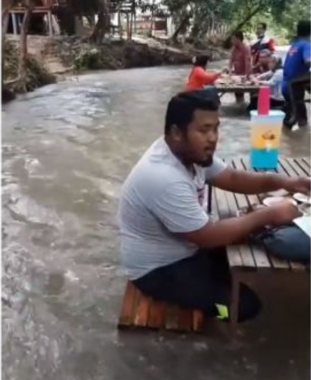 Restoran Unik di Tengah Aliran Sungai yang Deras Ini Dapat Kritikan dari Netizen!