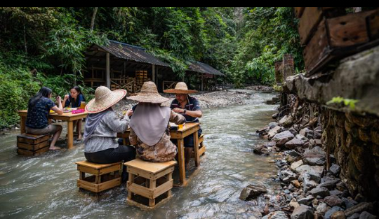 Restoran Unik di Tengah Aliran Sungai yang Deras Ini Dapat Kritikan dari Netizen!