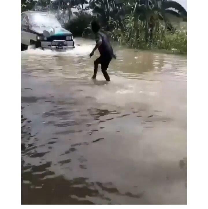 Nekat Terjang Banjir, Mobil Ini Dilempari Oleh Warga! Kenapa Ya? 