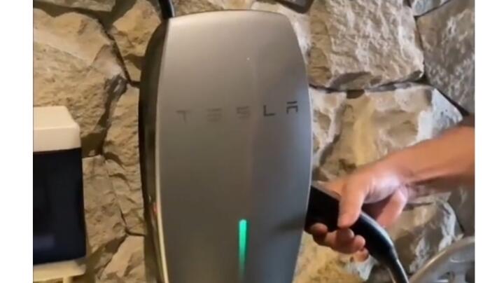 Canggih, Begini Cara Pengisian Daya Mobil Listrik Tesla di Rumah!