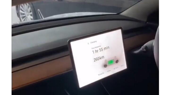 Canggih, Begini Cara Pengisian Daya Mobil Listrik Tesla di Rumah!