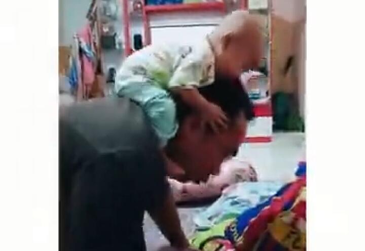 Mengerikan, Video Cara Bapak Asuh Bayi Ini Bikin Netizen Spot Jantung! Awas Jatuh