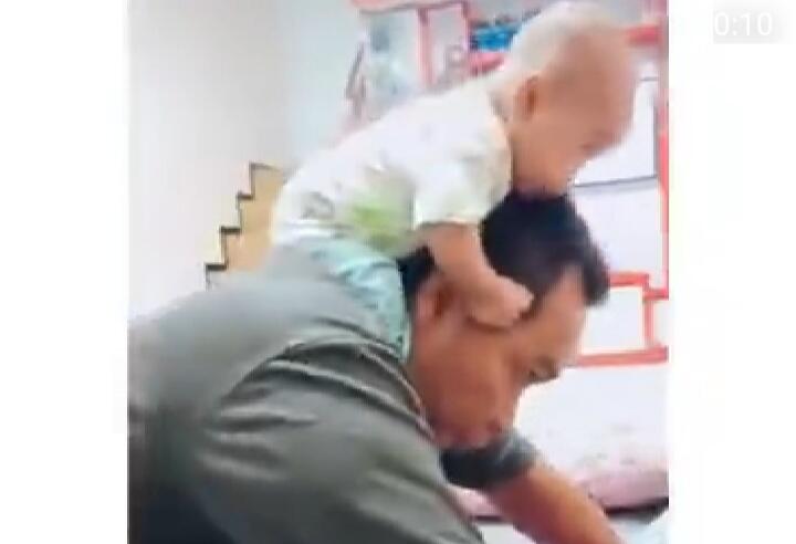 Mengerikan, Video Cara Bapak Asuh Bayi Ini Bikin Netizen Spot Jantung! Awas Jatuh