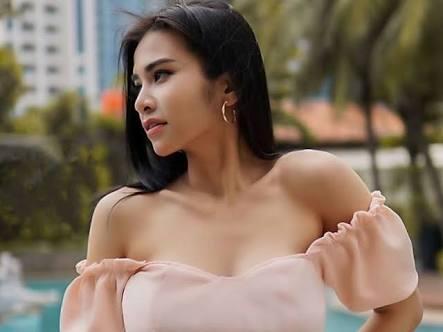 8 Potret Sporty Maria Vania Co-Host Tukul Arwana di 'One Man Show', Pamer Body Goals