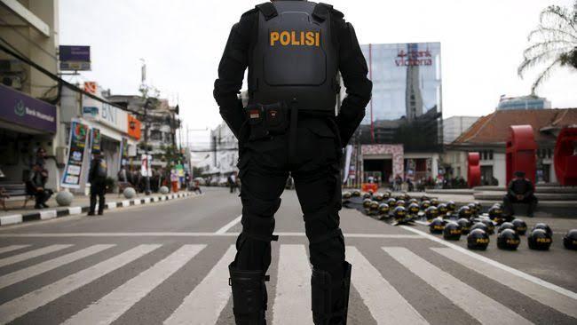 Polisi Masuk Liang Kubur, Berikan Pesan Ingat Mati Untuk Rekan Polisi Yang Lain.