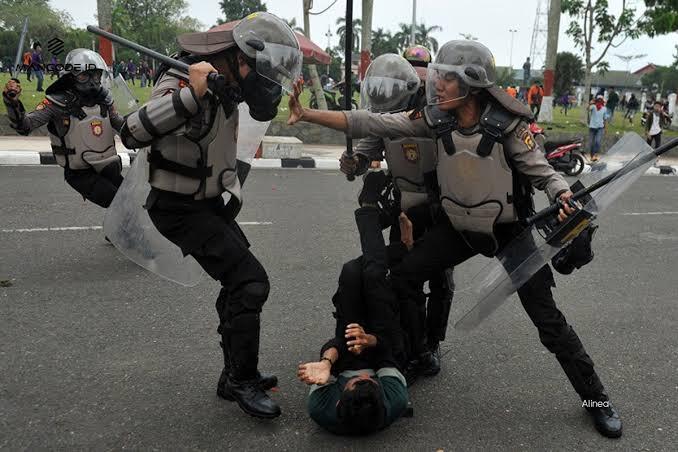 Polisi Masuk Liang Kubur, Berikan Pesan Ingat Mati Untuk Rekan Polisi Yang Lain.