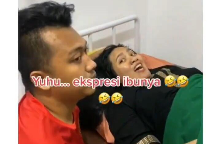 Bikin Lega, Ibu Ini Viral karena Ekspresi Santai Saat Proses Persalinan! Gak Sakit?