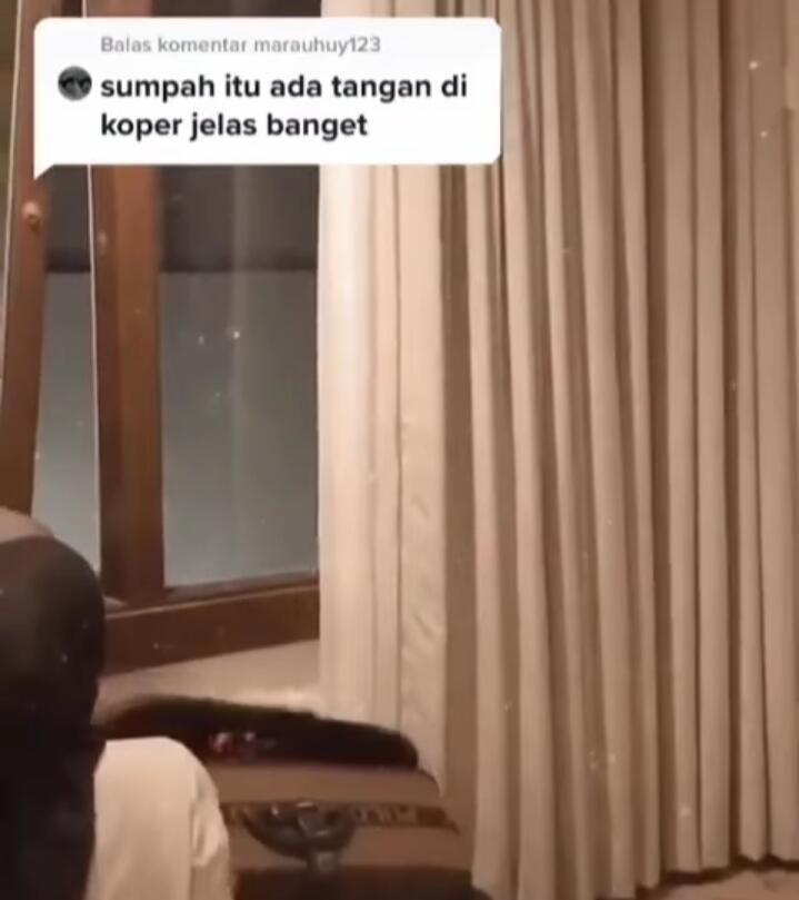 Penampakan Sangat Jelas Tangan Keluar dari Koper Ini Bikin Merinding!