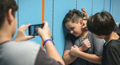 Naas! Disuruh Videokan Kakaknya Mandi, Bocah Ini Dibully Hingga Diancam Akan Dibunuh