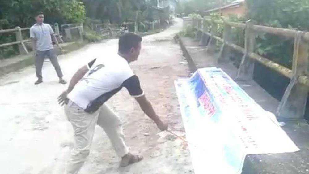 Warga Aceh Singkil Bakar Spanduk Dukungan FPI Dibubarkan