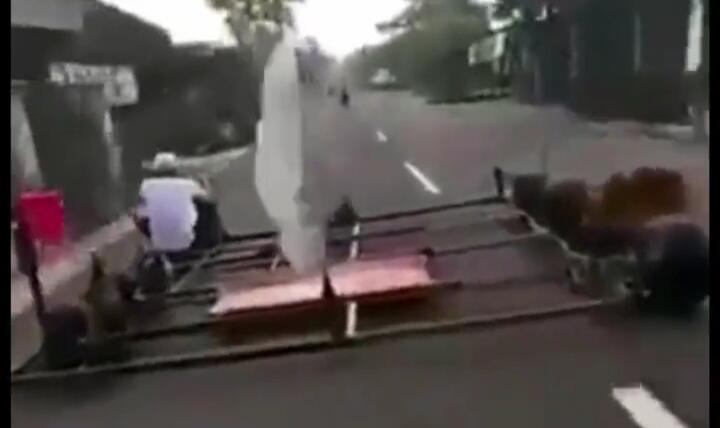 Viral Motor Rakitan Aneh Melintas di Jalan Raya, Lebarnya Bikin Geleng-geleng! Parah