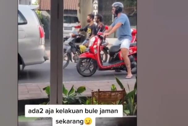 Tuai Kecaman, Aksi Bule Bermain Asap Ban Ini Mengganggu Pengguna Jalan Lain!