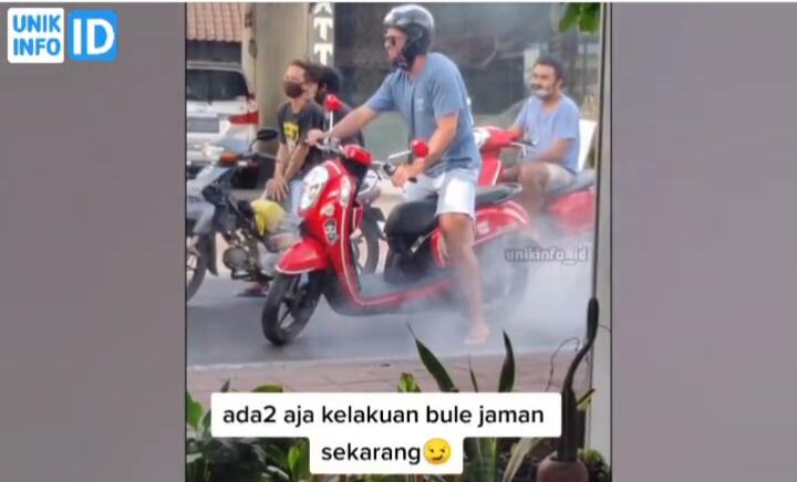 Tuai Kecaman, Aksi Bule Bermain Asap Ban Ini Mengganggu Pengguna Jalan Lain!