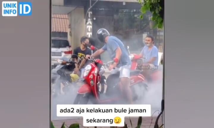 Tuai Kecaman, Aksi Bule Bermain Asap Ban Ini Mengganggu Pengguna Jalan Lain!