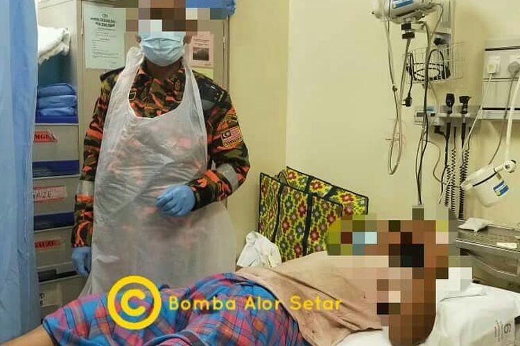 Dua Cincin Nyangkut di Kemaluan Seorang Pria, Petugas Damkar Pun Bertindak!