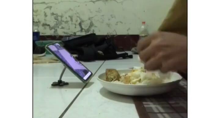 Efek LDR, Pria Ini Suapi Pacarnya dengan Menuang Makanan ke Kamera Saat Video Call! 